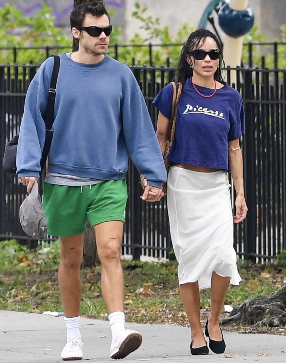 _sweet_cherri's tweet photo. More of Harry and Zoë out in NYC #HarryStyles https://t.co/B7lrgFm79b