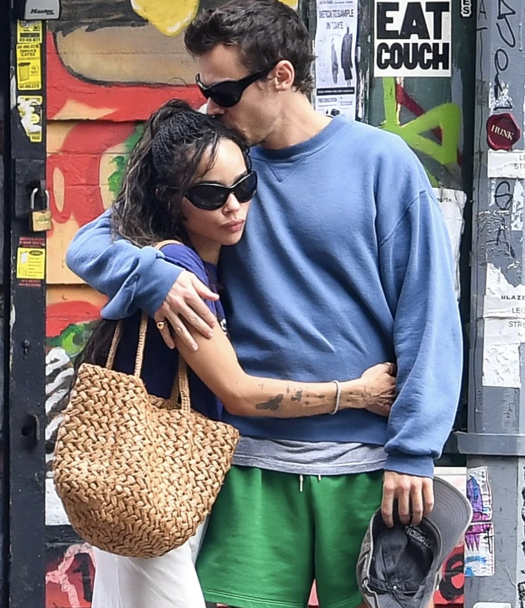 _sweet_cherri's tweet photo. More of Harry and Zoë out in NYC #HarryStyles https://t.co/6igSth9RKB