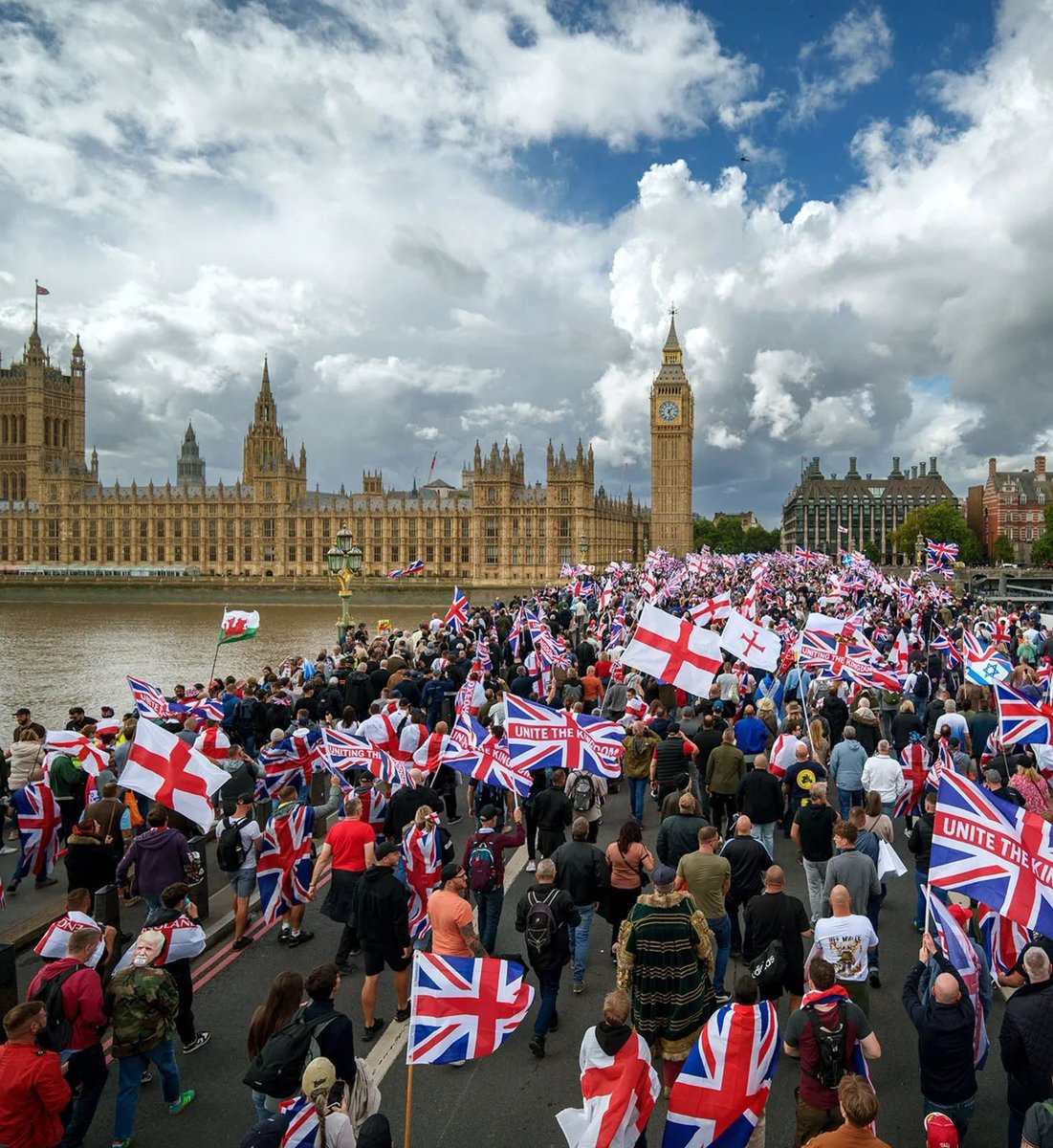 THEWOLFOFTASI's tweet photo. 🔴 بريطانيا ترفع راية الطوارئ 🚨🇬🇧

بحسب BBC :
الحكومة البريطانية تدعو المواطنين للاستعداد لاضطرابات حادة في الحياة اليومية 💣

وتشمل التوجيهات تخزين الأطعمة المعلبة ومياه الشرب ..

تحث الحكومة على الاستعداد لاحتمال اندلاع حرب ⚔️ https://t.co/i5iBsR4CvL