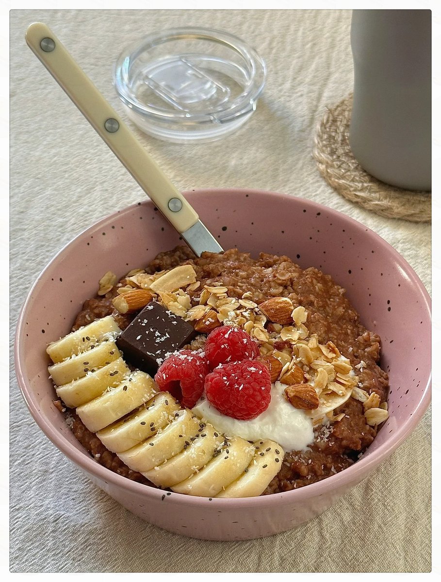 akahikkosi's tweet photo. [Quick homemade oatmeal bowl with banana slices and peanut butter—perfect fuel for a busy weekday! No fancy recipes needed, just cozy and tasty ]， https://t.co/Ul3KZeNKbt