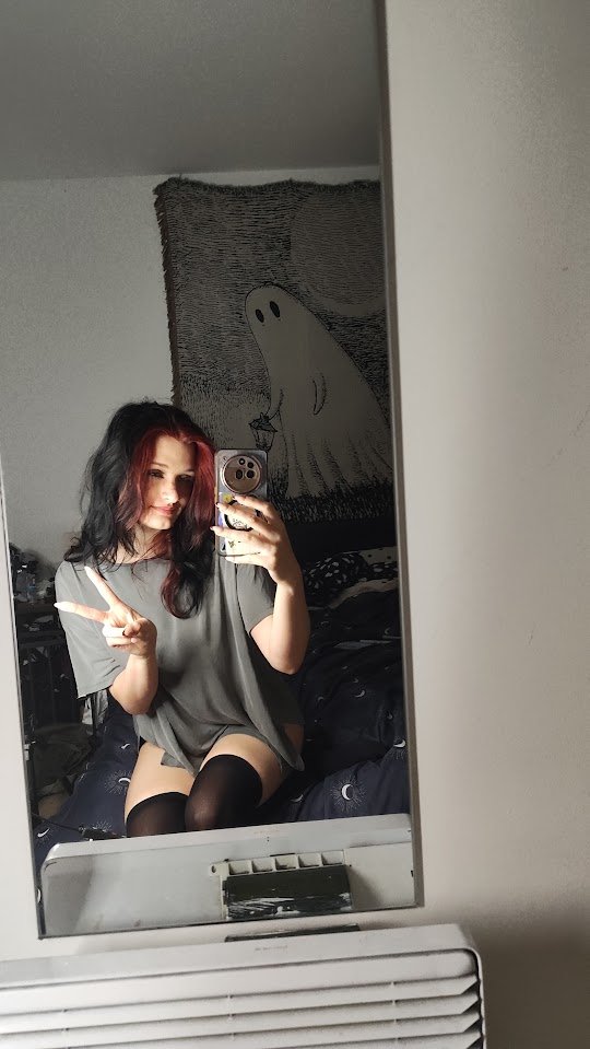 alice_bulmer's tweet photo. the pretty girlfriend vs needy whore <3 https://t.co/6hjRds4lGl