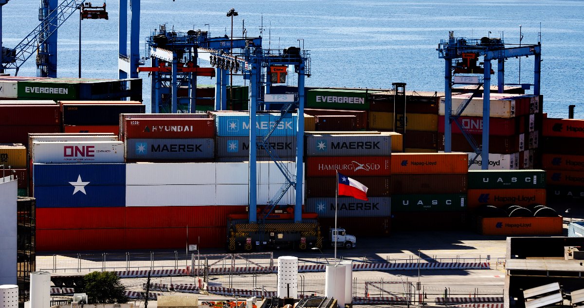 ReealDerechaCL's tweet photo. Más allá de #China 🇨🇳 y #EEUU 🇺🇲: Gobierno resalta que exportaciones chilenas hacia la #India 🇮🇳 no paran de crecer 

| Economía | BioBioChile

Exportaciones chilenas crecen y se diversifican

El Ejecutivo informó que las exportaciones nacionales “mantuvieron su buena racha” en el período enero-agosto de 2026, acumulando retornos por US$83.252 millones de dolares, según el último Informe Mensual de Comercio Exterior de la Dirección de Estudios de la Subsecretaría de Relaciones Económicas Internacionales (Subrei), elaborado en base a cifras del Banco Central de #Chile 🇨🇱 y el Servicio Nacional de Aduanas
 https://t.co/qUtHETtWPZ