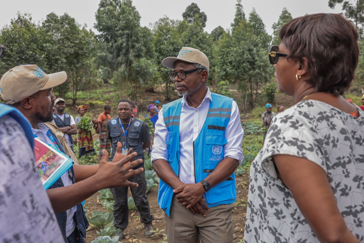 UNOCHA_DRC's tweet photo. Aujourd’hui, @DamienMama s’est rendu à Kimoka, au #NordKivu, pour observer les résultats des projets financés par le Fonds humanitaire en #RDCongo. 
La @FAORDCongo a distribué des kits agricoles d’urgence à 8 000 ménages retournés afin de renforcer leur sécurité alimentaire. https://t.co/SMEePf8L3X