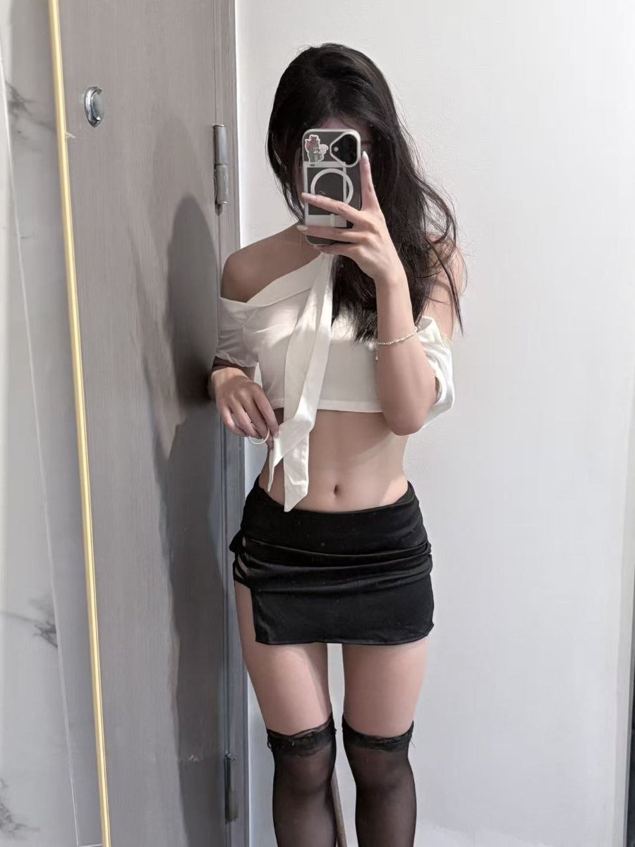 JTin1430253's tweet photo. 清纯长发妹白天凤凰古城文艺拍照_酒吧微笑举杯_镜子白上衣黑裙黑丝自拍_甜美日常反差满满@coco051139830

电报免费预览群🔗 https://t.co/1bX078s2z7

完整版视频电报群已更新

@Sentoyun
 @Sentodan
 @Sentofen
 @Sentohua https://t.co/No082p34HJ