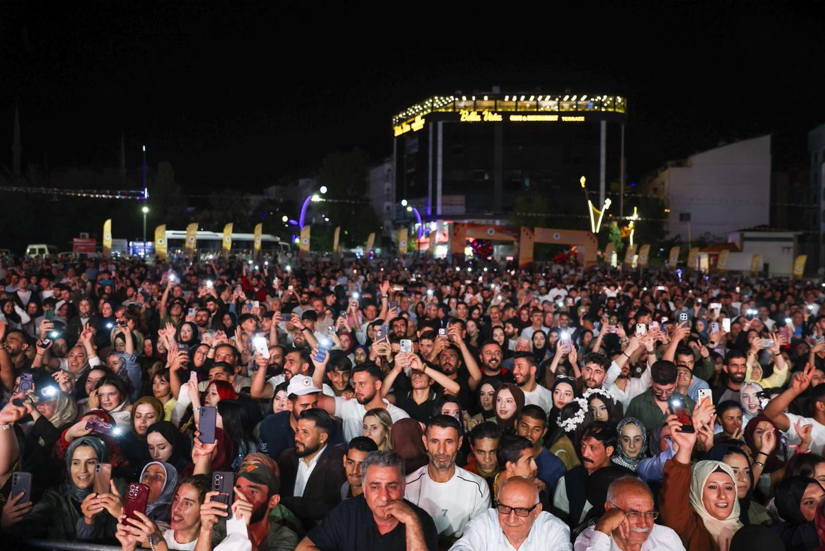 bingolvaliligi's tweet photo. 📍 Bingöl

Valimiz Sayın Cahit Çelik, Zaza Dili ve Kültürünü Yaşatma Dernekleri Federasyonu tarafından düzenlenen Zaza Festivali’ne katıldı.

Festivalde yaptığı konuşmada dilin; bir milletin hafızası, kültürü ve nesiller arasındaki en güçlü bağlardan biri olduğunu vurgulayan Valimiz Sayın Cahit Çelik, Zazacanın yaşatılması ve gelecek kuşaklara aktarılmasının ortak bir sorumluluk olduğunu ifade etti.

Kültürel zenginliğimizin önemli bir parçası olan Zaza dilinin ve kültürünün korunmasına katkı sunan tüm kişi ve kurumlara teşekkür eden Valimiz Sayın Cahit Çelik, festivalin birlik, beraberlik ve kardeşlik duygularını güçlendirmesini temenni etti.

@celikcahit