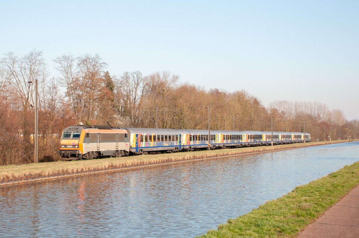trainsenvoyage's tweet photo. Passage à Steinbourg, le long du canal de la Marne au Rhin, de la BB 26146 en tête du TER 835036 Strasbourg - Nancy.
Ont disparu :
- la livrée béton sur les 26000
- l’unicité de la livrée Alsace sur les rames Corail
(27/02/2016).
#trainspotting #bb26000 https://t.co/94AuFX495K
