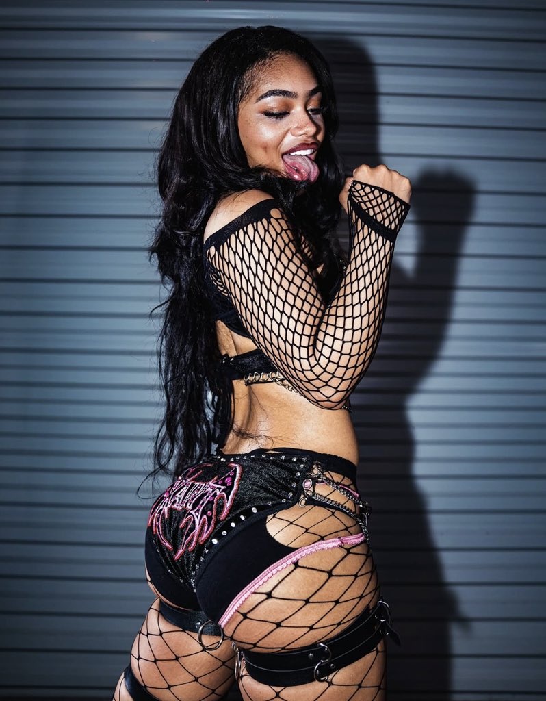 WhySoConceited_'s tweet photo. @womenstitless SHE WAY BADDER THAN JEY USO GF . https://t.co/wHOpPmKKhe