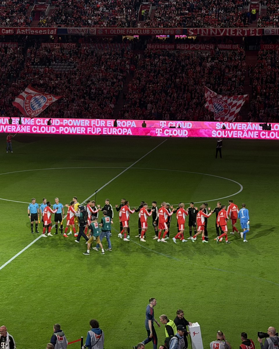 FCBayern's tweet photo. 𝑶’𝒛𝒂𝒑𝒇𝒕 wird moang – 𝑶’𝒈𝒔𝒕𝒐ß𝒏 wird jetzad! 🔔🍻

Af geht’s, Buam! 👊

🥨 1' | #FCBFCU | 0-0 https://t.co/7YOt0qnU5n