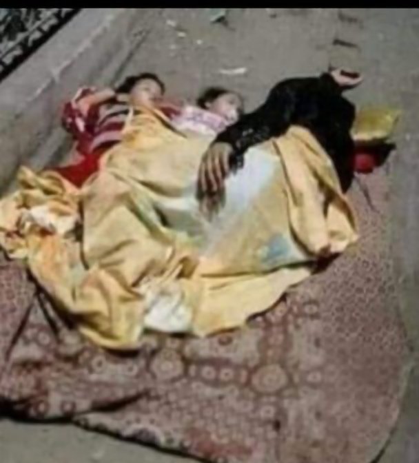 bouchraSahrane's tweet photo. المرأة التي تبيت في العراء مع أبنائها في بلاد المسلمين
وحدها ...تكفي لتخرجنا جميعاً من رحمة الله حتى لو بنينا 100 مسجدا 
غضب الله شديد على قوم تشرد فيه نسائهم 💯 https://t.co/f0nNlBPaEp