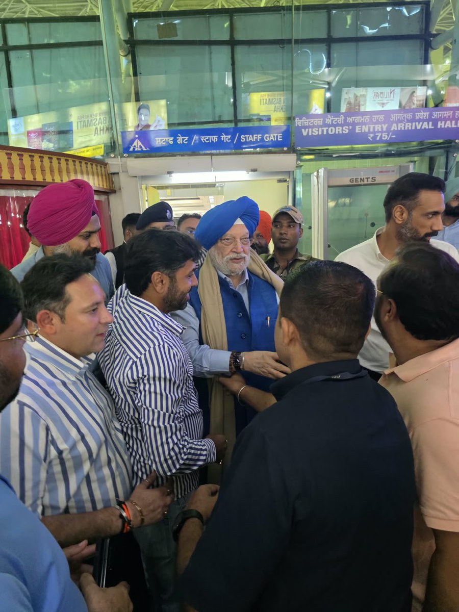 HardeepSPuri's tweet photo. ਵਾਹਿਗੁਰੂ ਜੀ ਕਾ ਖ਼ਾਲਸਾ
ਵਾਹਿਗੁਰੂ ਜੀ ਕੀ ਫ਼ਤਹਿ

Warmly received by BJP Karyakartas and functionaries upon my arrival at Sri Guru Ramdas Jee International Airport in Sri Amritsar Sahib.

I am in the holy city to interact with the youth of Punjab at the 20th Rozgar Mela.

@BJPLive @BJP4Punjab #RozgarMela