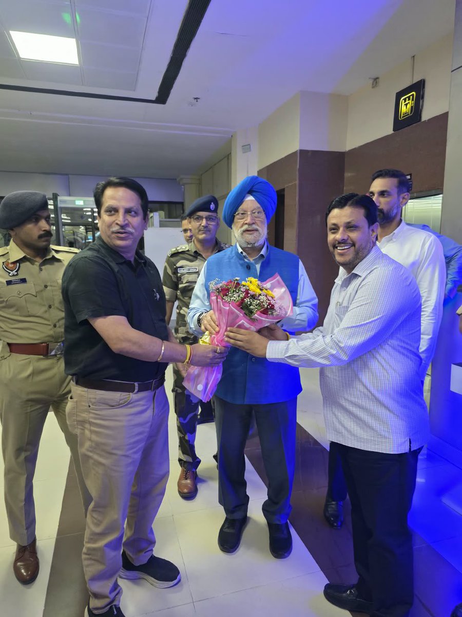 HardeepSPuri's tweet photo. ਵਾਹਿਗੁਰੂ ਜੀ ਕਾ ਖ਼ਾਲਸਾ
ਵਾਹਿਗੁਰੂ ਜੀ ਕੀ ਫ਼ਤਹਿ

Warmly received by BJP Karyakartas and functionaries upon my arrival at Sri Guru Ramdas Jee International Airport in Sri Amritsar Sahib.

I am in the holy city to interact with the youth of Punjab at the 20th Rozgar Mela.

@BJPLive @BJP4Punjab #RozgarMela