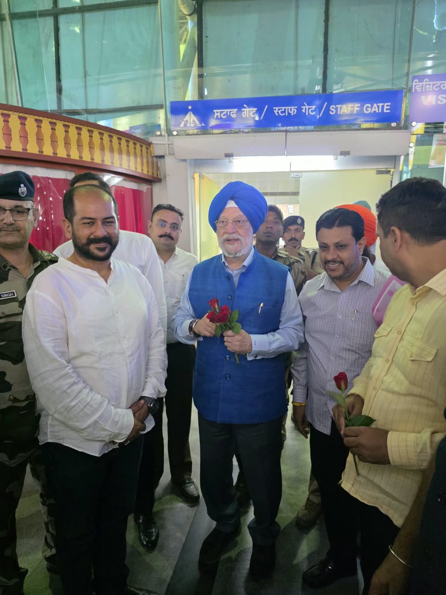 HardeepSPuri's tweet photo. ਵਾਹਿਗੁਰੂ ਜੀ ਕਾ ਖ਼ਾਲਸਾ
ਵਾਹਿਗੁਰੂ ਜੀ ਕੀ ਫ਼ਤਹਿ

Warmly received by BJP Karyakartas and functionaries upon my arrival at Sri Guru Ramdas Jee International Airport in Sri Amritsar Sahib.

I am in the holy city to interact with the youth of Punjab at the 20th Rozgar Mela.

@BJPLive @BJP4Punjab #RozgarMela