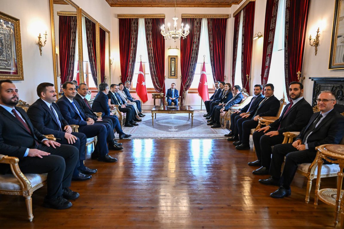 ctekurumsal's tweet photo. Adalet Bakanımız Sayın Akın GÜRLEK, çeşitli temaslarda bulunmak üzere Adana’ya ziyaret gerçekleştirdi.

Sayın Bakanımıza ziyaretlerinde; Bakan Yardımcılarımız Sayın Abdullah AYDOĞDU ve Sayın Sedat AYYILDIZ ile Genel Müdürümüz Çelebi YILMAZ ve Bakanlık bürokratları eşlik etti.

Program kapsamında Adana Valiliği ve Adana Adliyesine yapılan ziyaretlerde, ilde yürütülen adalet hizmetlerinin mevcut durumu ile bu hizmetlerin daha etkin ve verimli şekilde yürütülmesine yönelik çalışmalar değerlendirildi.