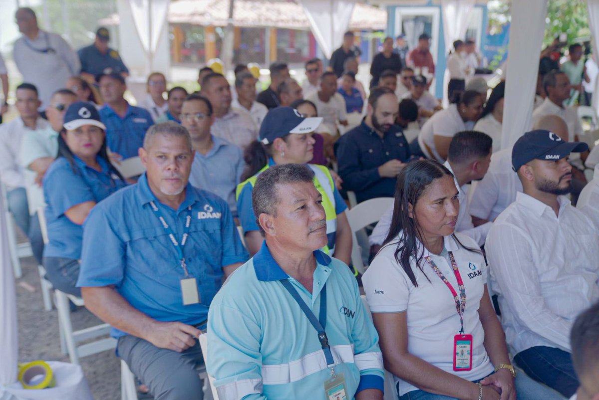 JoseRaulMulino's tweet photo. Hoy estamos cumpliendo con Azuero.

Luego de entregar el Anillo Hidráulico en Panamá Este, fui a Chitré para dar la orden de proceder e iniciar las mejoras, rehabilitación, equipamiento y ampliación de la planta Roberto Reyna, fortaleciendo el abastecimiento de agua potable para miles de familias.

Ahora estamos en Los Santos, trabajando para mejorar el servicio de agua potable, tal y como dijimos que haríamos. 🇵🇦