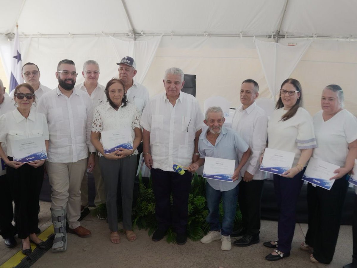 JoseRaulMulino's tweet photo. Hoy estamos cumpliendo con Azuero.

Luego de entregar el Anillo Hidráulico en Panamá Este, fui a Chitré para dar la orden de proceder e iniciar las mejoras, rehabilitación, equipamiento y ampliación de la planta Roberto Reyna, fortaleciendo el abastecimiento de agua potable para miles de familias.

Ahora estamos en Los Santos, trabajando para mejorar el servicio de agua potable, tal y como dijimos que haríamos. 🇵🇦