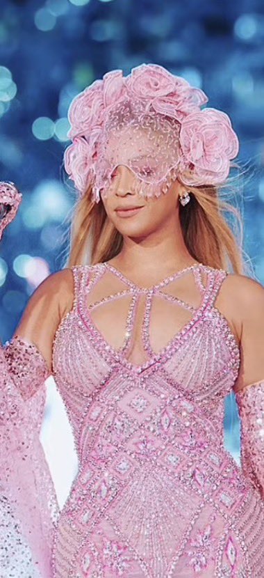 beyyoure's tweet photo. im sorry this look will always be a gag to me https://t.co/Z5Q8kGU3oB