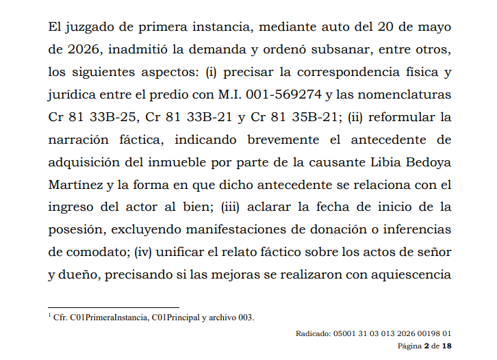 angelpaez's tweet photo. Una de mis críticas a ciertos autos inadmisorios: el control formal termina convirtiéndose en una corrección judicial de la demanda. Una cosa es exigir claridad y cumplimiento de los requisitos legales; otra, indicarle al apoderado cómo debe narrar los hechos, qué afirmaciones debe excluir y cómo debe reformular sus pretensiones.

Más delicado aún cuando esas exigencias empiezan a orientar la construcción fáctica y jurídica sobre la cual después deberá adoptarse la decisión de fondo.

El auto admisorio controla requisitos de procedibilidad. No debería convertirse en una antesala de la sentencia.