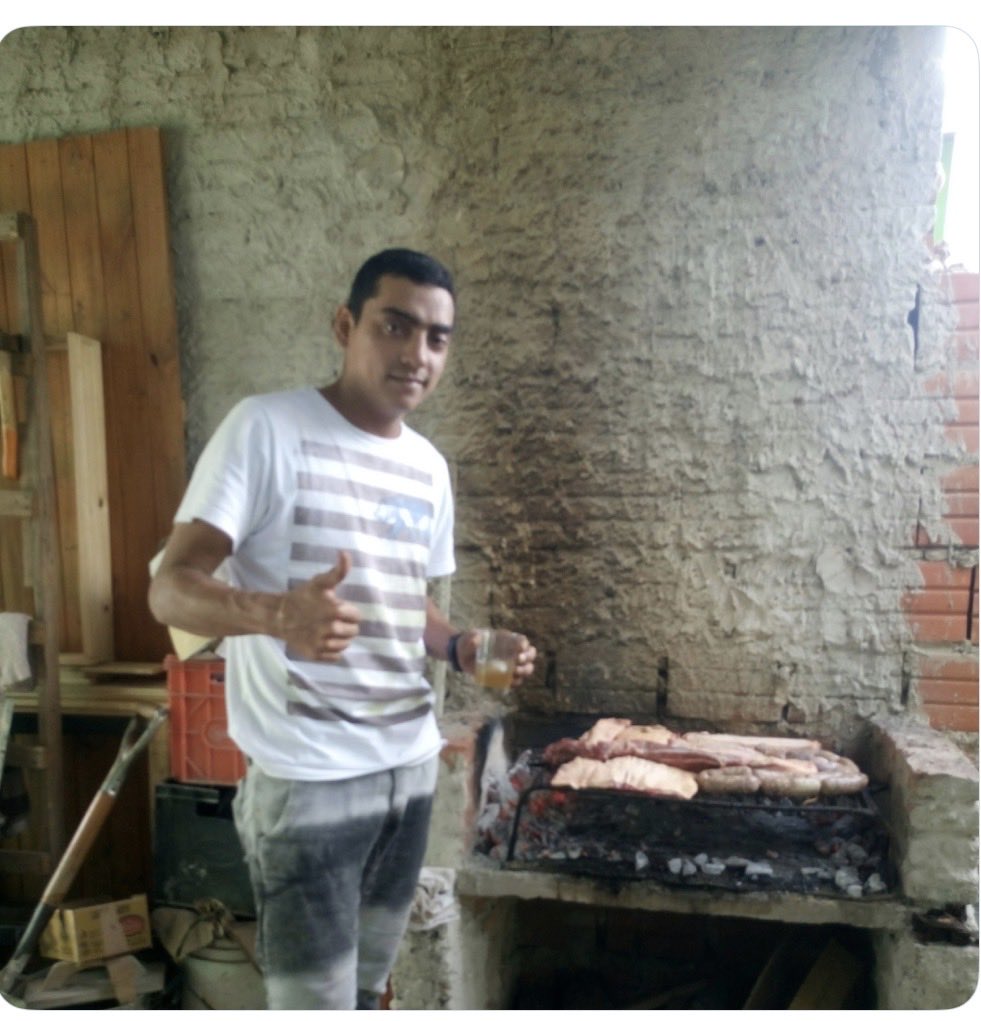 Franalvareei2's tweet photo. @josgiu27 @juanif17 Ni Adorni estaba tan croto. Y decis ser Docente? 🤡🤣 https://t.co/9FNgLgl8NB