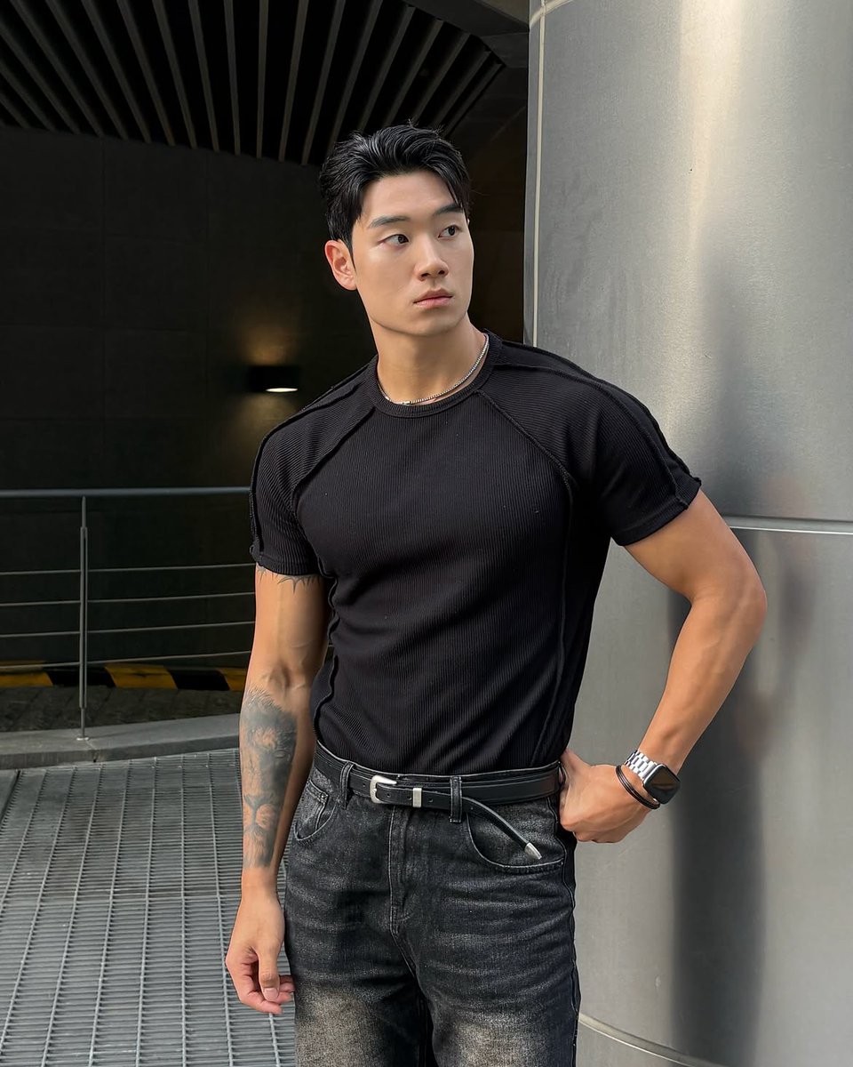 candilinao's tweet photo. riend request ⠀⠀ ⠀  
name : go-un.  
height : 1,89.  
zodiac sign : leo.  
age : 30.  
marital status : soltero.  
fav season : otoño. 
 fav color : negro, gris y blanco.  
( + ): libros, modelaje, carrera de motos, crossfit. https://t.co/V1JSi0bhK8