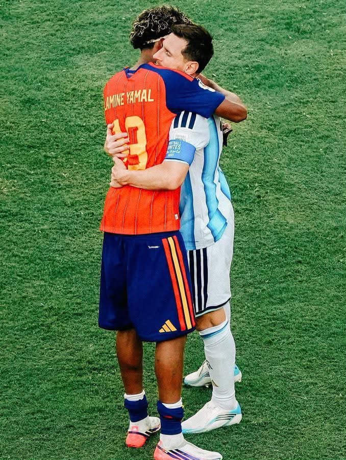 Footypulse_001's tweet photo. 🚨🎙️| Lamine Yamal: "For me, Leo Messi was the 𝐁𝐄𝐒𝐓 𝐏𝐋𝐀𝐘𝐄𝐑 at the World Cup."

"Nobody expected a player at Leo’s age,even Leo himself, to be capable of doing those things at such a high level.” https://t.co/3lv4fIbNM1