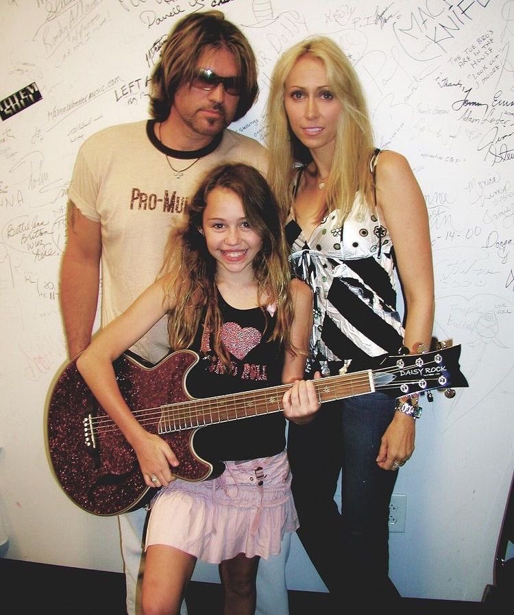 mileyrevobr's tweet photo. 🚨 Billy Ray Cyrus no Instagram se declarando para a filha:

“Mano… eu amo esse álbum, Miley!!!! Que foda 😎

Ver essa foto me lembra você pequenininha, usando sua primeira guitarra elétrica 🎸 e pedindo pro Ed King, que escreveu Sweet Home Alabama, pra te ensinar os acordes.

A gente tava na cozinha. Ele te mostrou onde colocar os dedos, até colocando cada um deles no lugar certinho. Quando você saiu correndo escada acima pro seu quarto pra praticar… o Ed gritou:

“E toca alto, Miley!!! Essa guitarra é elétrica por um motivo!!!”

Ele riu e falou: “Você sabe que ela vai ser uma grande estrela, né?”

Eu sorri e respondi: “Ela já é… o mundo é que ainda não sabe.” 🥹🖤