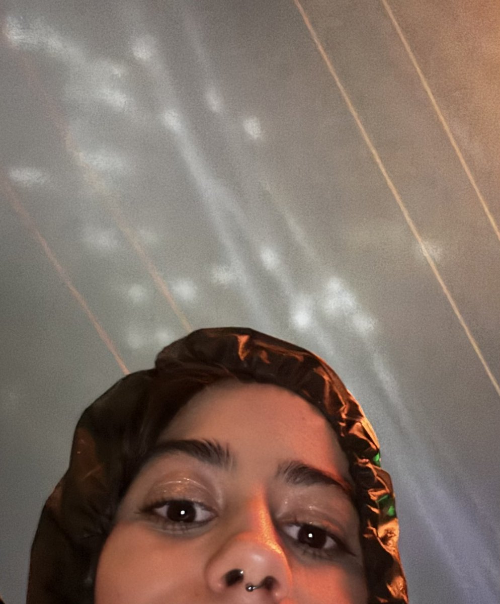 katyhsr's tweet photo. Foi triste, eu tava usando a capa de chuva de canga pra sentar no chão molhado https://t.co/DMc55o7hxG