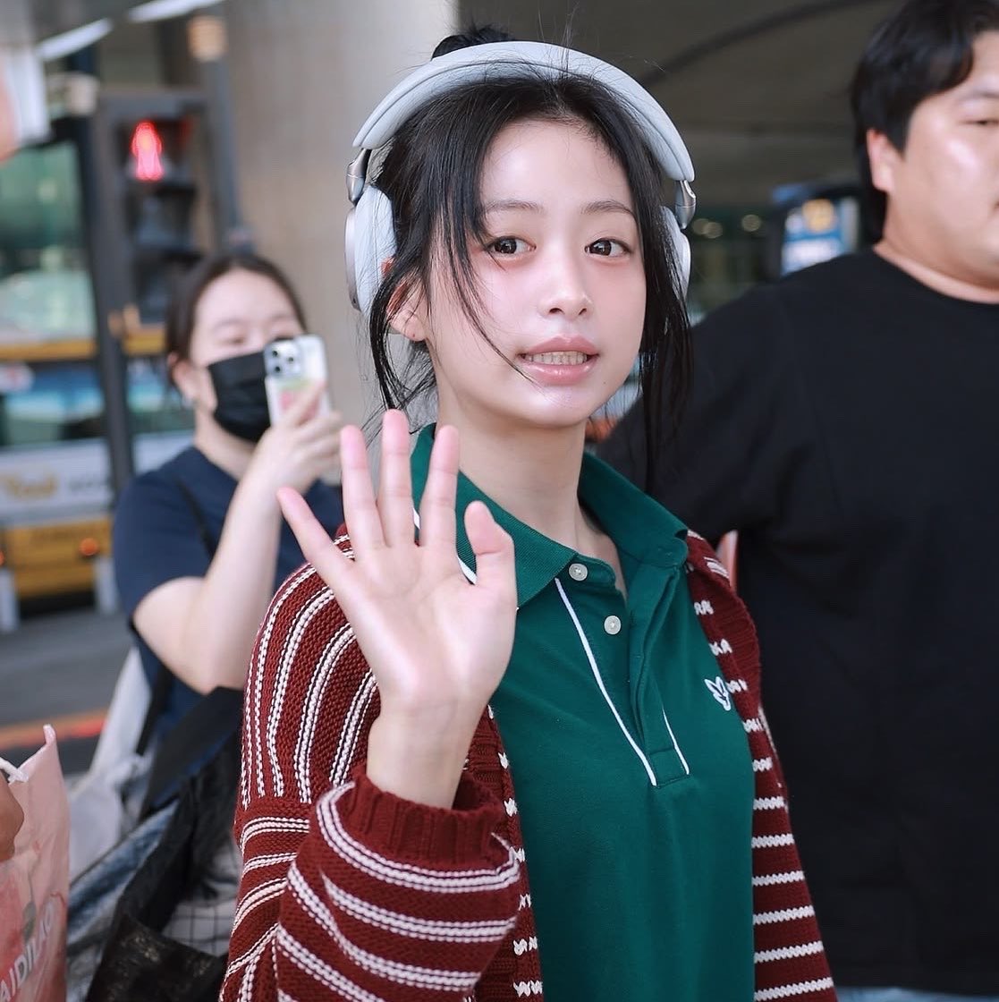 ilitzs's tweet photo. unknown                                      korea’s princess
can't sing                                           all-rounder
racist                                                  unproblematic https://t.co/OQmrLctPqE