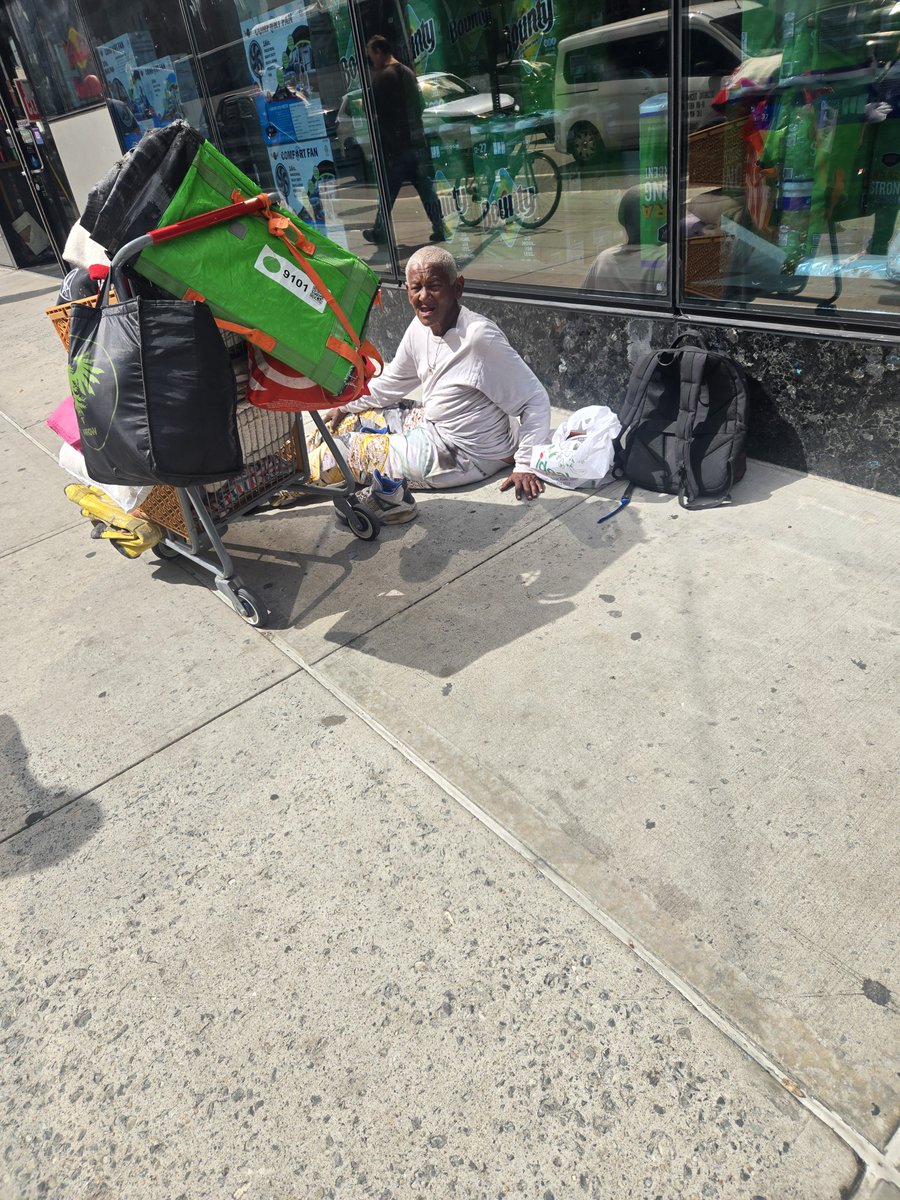 mcolwtti's tweet photo. I just got to NYC for the weekend and I saw some amazing sites in just my first 20 minute walk to the hotel. https://t.co/ZGTdHMqqId