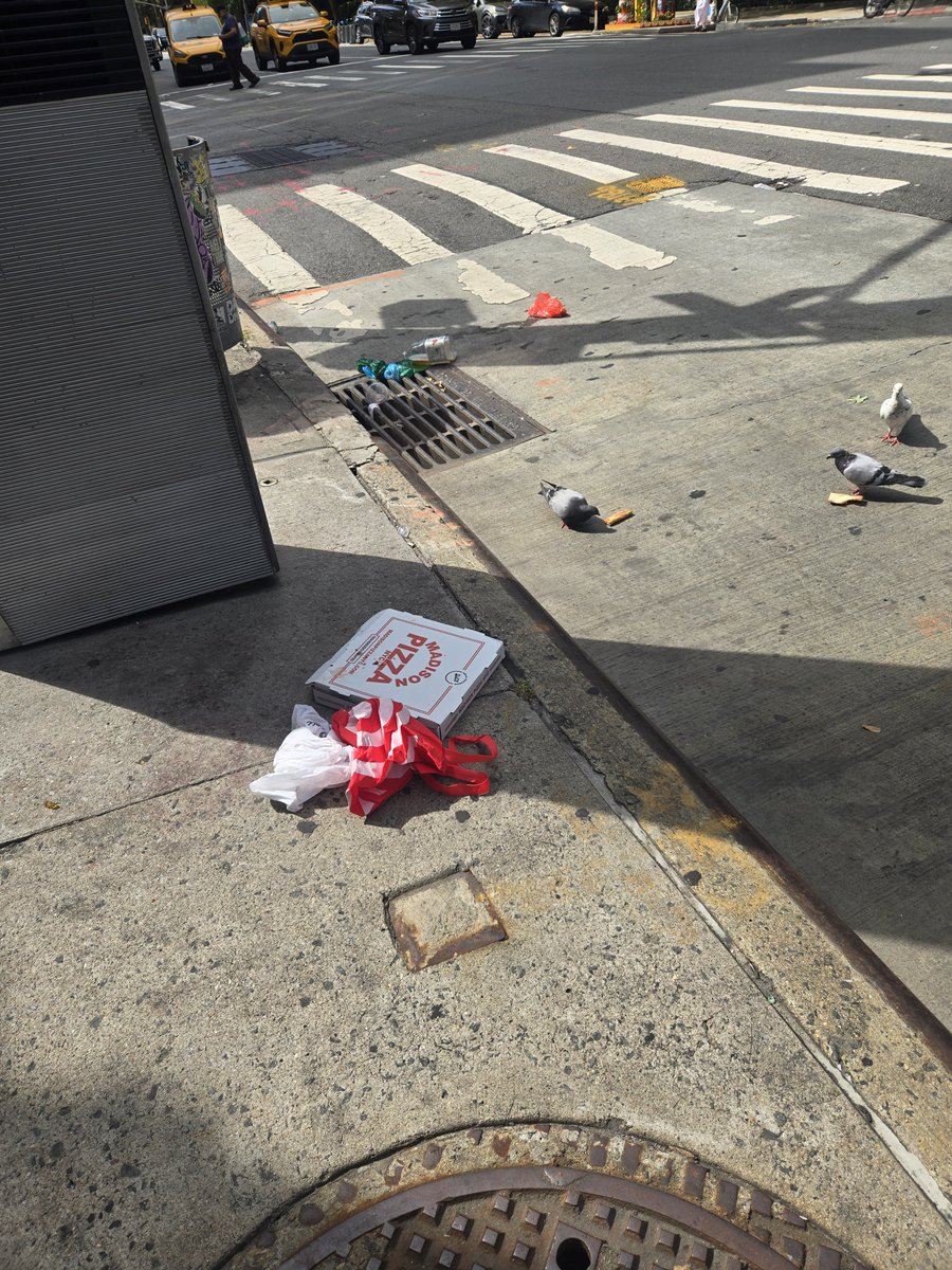 mcolwtti's tweet photo. I just got to NYC for the weekend and I saw some amazing sites in just my first 20 minute walk to the hotel. https://t.co/ZGTdHMqqId