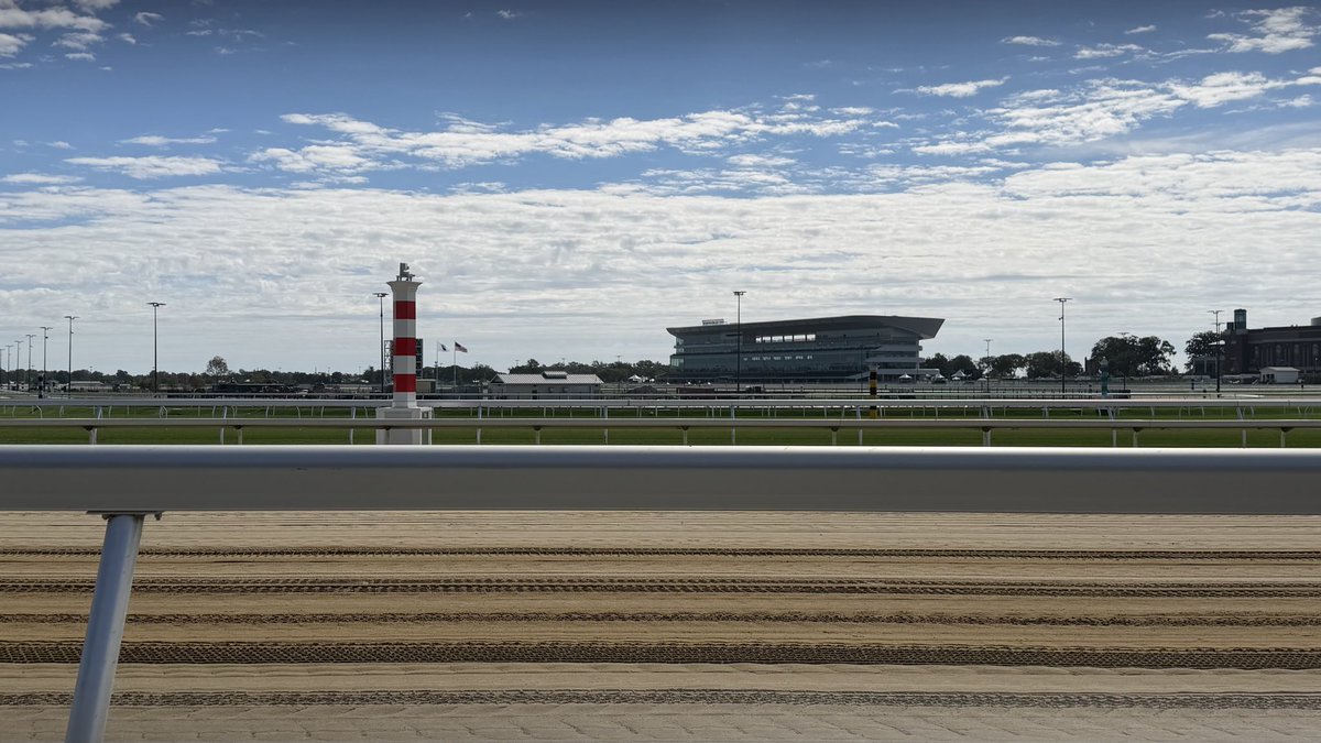 SavvyExacta's tweet photo. I tried to be open-minded. Everyone wants to hate the new Belmont Park. The pros - it’s nice and new and clean. The cons - there is almost zero cover from the elements for GA. Found a bench behind the apron. Grandstand seats do not appear to be under cover. Inside is sterile. https://t.co/d5X0CK9PfV