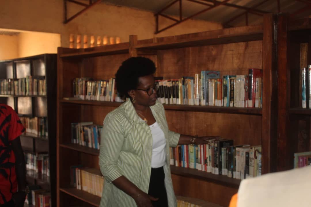 MinCoMedia's tweet photo. Ce vendredi 18 septembre 2026, le Ministre du @MinCoMedia , Ambassadeur @ButoyiEvelyne, a poursuivi ses tournées de visite à la Radio Remeshamaho à Kirundo, dans la province de #Butanyerera. Lors de cette visite, elle a constaté l'organisation exemplaire de cette radio communautaire, qui joue un rôle clé dans la transformation positive du mode de vie de la population locale. Le Ministre a ainsi encouragé le personnel de cette radio pour leurs prestations et a promis le soutien du Ministère à travers le Fonds d’appui aux médias, tout en s'engageant à trouver des solutions aux défis soulevés par les responsables de la station.