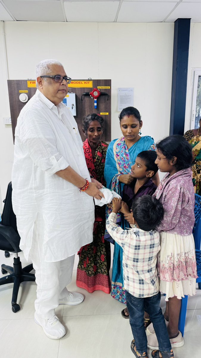 Jspharishkumar's tweet photo. జనసైనికుడి కుటుంబానికి అండగా జనసేన పార్టీ..

ఇటీవల సింగరాయకొండ వద్ద జరిగిన విషాదకర రోడ్డు ప్రమాదంలో మృతి చెందిన జనసైనికుడు కోలర్ వెంకట కుమార్ గారి కుటుంబాన్ని జనసేన పార్టీ రాష్ట్ర నాయకులు, ఆంధ్రప్రదేశ్ రాష్ట్ర టిడ్కో కార్పొరేషన్ ఛైర్మన్ శ్రీ వేములపాటి అజయ కుమార్ గారు పరామర్శించి, కుటుంబానికి అండగా నిలిచారు.

వెంకట కుమార్ గారు ట్రావెల్స్ కారు డ్రైవర్‌గా పనిచేసేవారు. అజయ్ కుమార్ గారు గతంలో ఆయనను తరచూ కారు కోసం హైర్ చేసుకునేవారు. వెంకట కుమార్ గారు ప్రమాదంలో మృతి చెందిన విషయం తెలుసుకున్న @AjayaKumarJSP గారు తీవ్ర దిగ్భ్రాంతికి గురయ్యారు.

తిరుపతిలో ఉన్న వెంకట కుమార్ గారి కుటుంబ సభ్యులను స్వయంగా కలిసి పరామర్శించి, వారి పరిస్థితిని తెలుసుకుని, కుటుంబ సభ్యులకు ధైర్యం చెప్పారు. ఈ కష్ట సమయంలో కుటుంబానికి అండగా నిలుస్తూ, తన సొంత నిధుల నుంచి రూ.2 లక్షల ఆర్థిక సహాయాన్ని అందించారు.

అంతేకాకుండా, వెంకట కుమార్ గారి భార్యకు ఉద్యోగం కల్పించేందుకు తన వంతు కృషి చేస్తానని హామీ ఇచ్చారు.

అదేవిధంగా, జనసైనికుల సంక్షేమం కోసం గౌరవనీయులు @JanaSenaParty అధినేత, ఆంధ్రప్రదేశ్ రాష్ట్ర ఉప ముఖ్యమంత్రి  వర్యులు శ్రీ @PawanKalyan గారు ముందుచూపుతో ఏర్పాటు చేసిన సభ్యత్వ ప్రమాద బీమా పథకం ద్వారా లభించాల్సిన రూ.5 లక్షల బీమా మొత్తాన్ని త్వరితగతిన కుటుంబానికి అందేలా చర్యలు తీసుకుంటానని హామీ ఇచ్చారు.

వెంకట కుమార్ గారు ఇద్దరు చిన్న పిల్లలను వదిలి వెళ్లడం కుటుంబానికి తీరని లోటు. తండ్రిని కోల్పోయిన ఆ చిన్నారుల భవిష్యత్తు గురించి కుటుంబ సభ్యులు ఆందోళన చెందాల్సిన అవసరం లేదని, వారి చదువుకు ఎప్పుడైనా ఏ సహాయం అవసరమైనా జనసేన పార్టీ తరఫున తన వంతు అండగా ఉంటానని అజయ్ కుమార్ గారు భరోసా ఇచ్చారు.

కష్టకాలంలో ఒక జనసైనికుడి కుటుంబానికి అండగా నిలవడం ద్వారా జనసైనికుల పట్ల జనసేన పార్టీకి ఉన్న బాధ్యతను, కుటుంబాల పట్ల ఉన్న భరోసాను శ్రీ వేములపాటి అజయ్ కుమార్ గారు మరోసారి చాటిచెప్పారు.

వెంకట కుమార్ గారి కుటుంబానికి ఆర్థిక సహాయం అందించడంతో పాటు, ఆయన భార్యకు ఉద్యోగం మరియు పిల్లల భవిష్యత్తుకు భరోసా కల్పించిన శ్రీ వేములపాటి అజయ్ కుమార్ గారికి హృదయపూర్వక కృతజ్ఞతలు.
@NagaBabuOffl @itsRamTalluri @aptidco @JSPShatagniTeam @JSPVeeraMahila 
#Janasena #janasenaparty #pawankalyan #jaijanasena #aptidco #tirupati #nellore