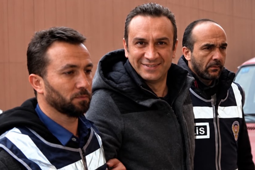 sevincozarslan's tweet photo. Üç yıldır Sincan Cezaevi’nde tutuklu bulunan Boydak ailesinden Erol Boydak’ın yüzde 50 işitme kaybı var. Duyabilmek için kullandığı işitme cihazına, “Bluetooth özelliği var” denilerek el konuluyor.

Cezaevlerindeki hak ihlallerinin geldiği nokta bu: İnsanları cezalandırmak yetmiyor, hastalıkları ve engelleri üzerinden hayatlarını daha da zorlaştıran uygulamalara maruz bırakılıyorlar.

Bu muamele insanlık dışıdır, vicdanları yaralıyor.

İddianame Nerede