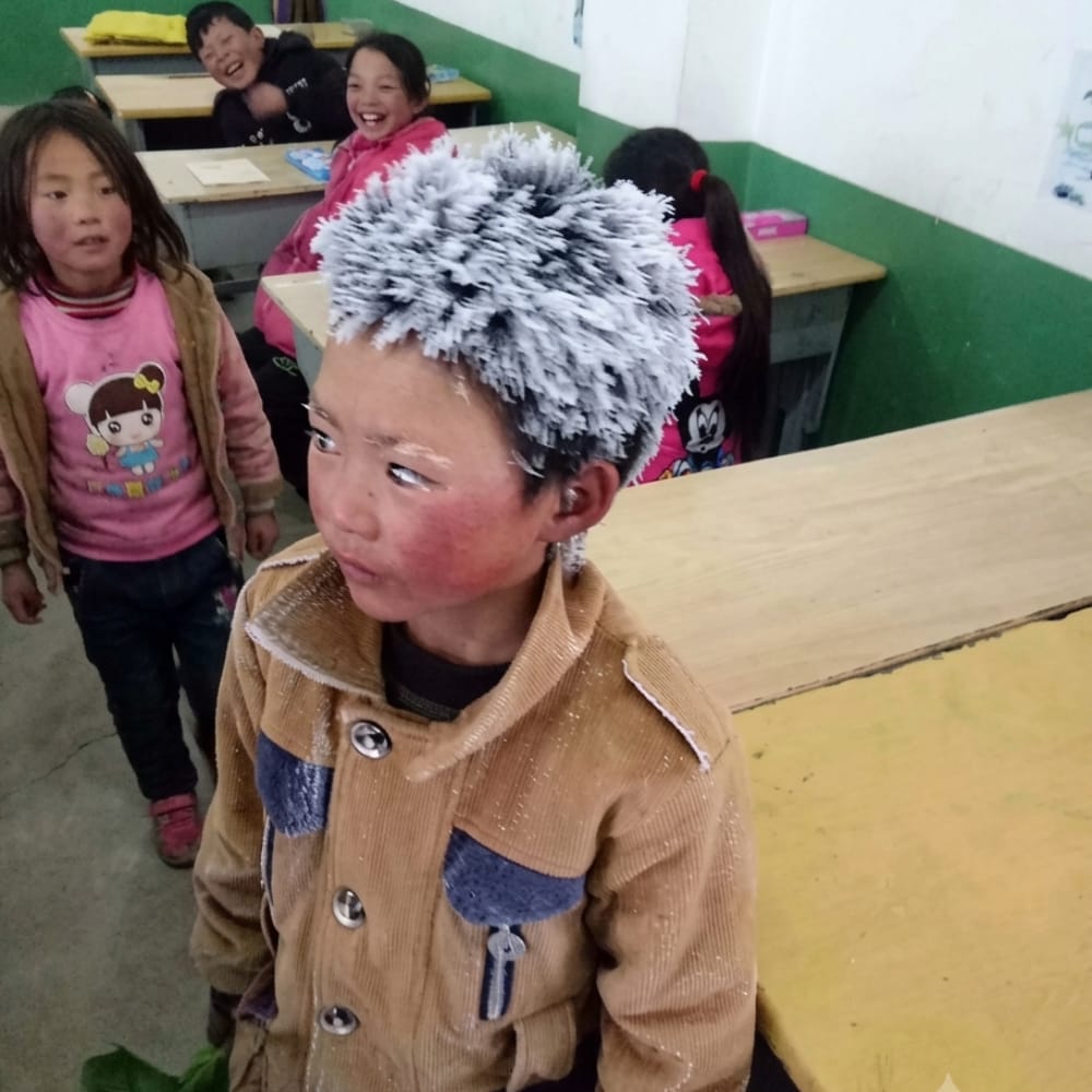 EnsedeCiencia's tweet photo. 🥶 CAMINÓ 4.5 KM BAJO -9 °C PARA LLEGAR A LA ESCUELA Y PRESENTAR SU EXAMEN… Y SACÓ 99 DE 100. Wang Fuman tenía 8 años cuando llegó a clases con el cabello, cejas y pestañas cubiertos de escarcha. La imagen se volvió viral en 2018. https://t.co/4MdQzAlb2c