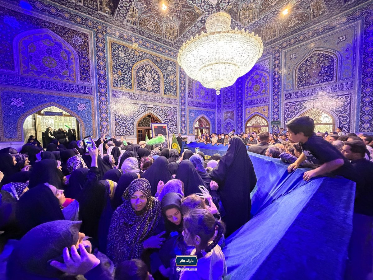 daarozekr's tweet photo. امروز؛ حضور عاشقان شهید خامنه‌ای در رواق دارالذکر حرم مطهر علی بن موسی الرضا علیه‌السلام برای زیارت مزار نورانی رهبر شهید انقلاب. ۱۴۰۵/۰۶/۲۷ https://t.co/ezDdNvzjcK