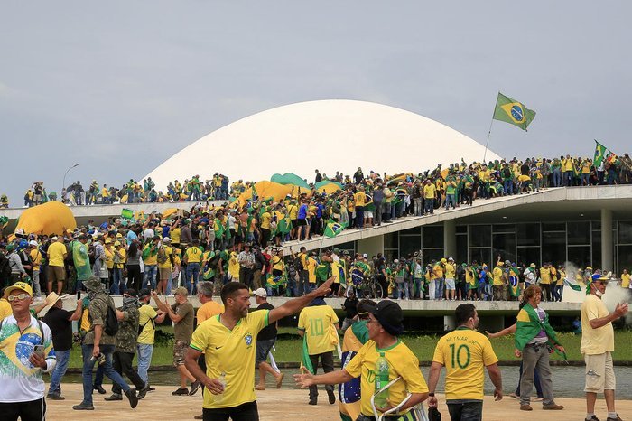levisback's tweet photo. terrorismo // não é terrorismo https://t.co/2zMQXyx9bl
