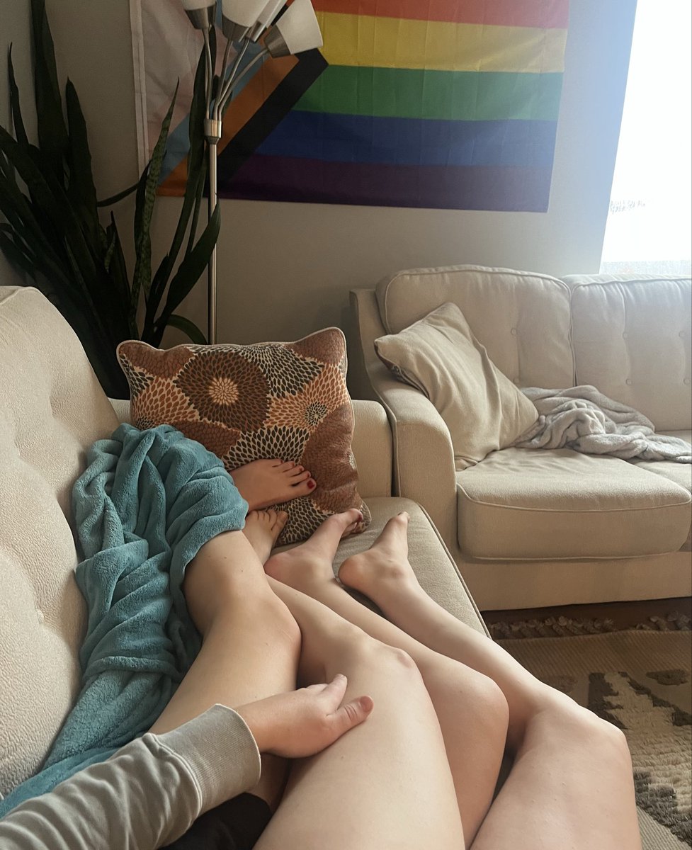 NETaylorTSx2's tweet photo. Lazy rainy mornings with you! 💕 https://t.co/ZUbSi9FIha