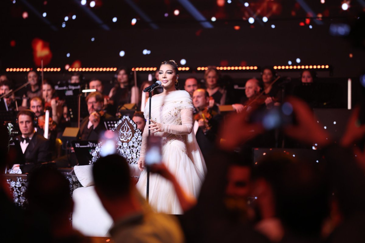 mocsyr's tweet photo. من أجواء الحفل الغنائي للفنانة أصالة نصري في صالة الفيحاء بدمشق، بحضور وزير الثقافة محمد ياسين الصالح وعدد من الوزراء والسفراء والشخصيات الرسمية، إلى جانب حضور جماهيري واسع https://t.co/Unirfi60Gk