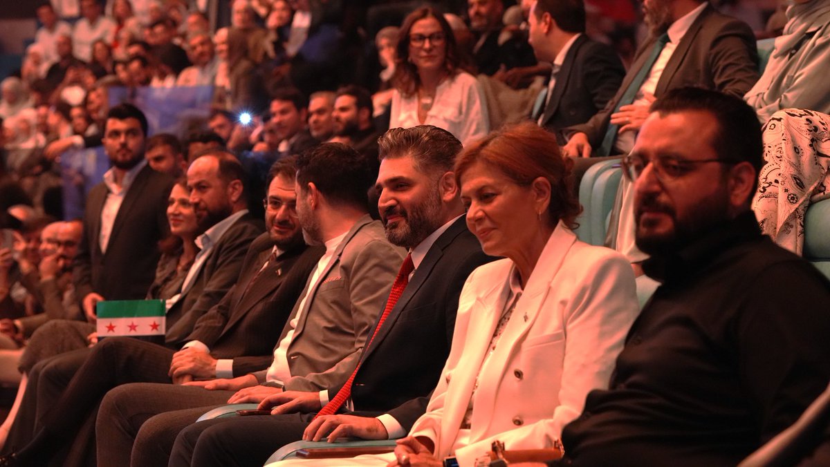 mocsyr's tweet photo. من أجواء الحفل الغنائي للفنانة أصالة نصري في صالة الفيحاء بدمشق، بحضور وزير الثقافة محمد ياسين الصالح وعدد من الوزراء والسفراء والشخصيات الرسمية، إلى جانب حضور جماهيري واسع https://t.co/Unirfi60Gk