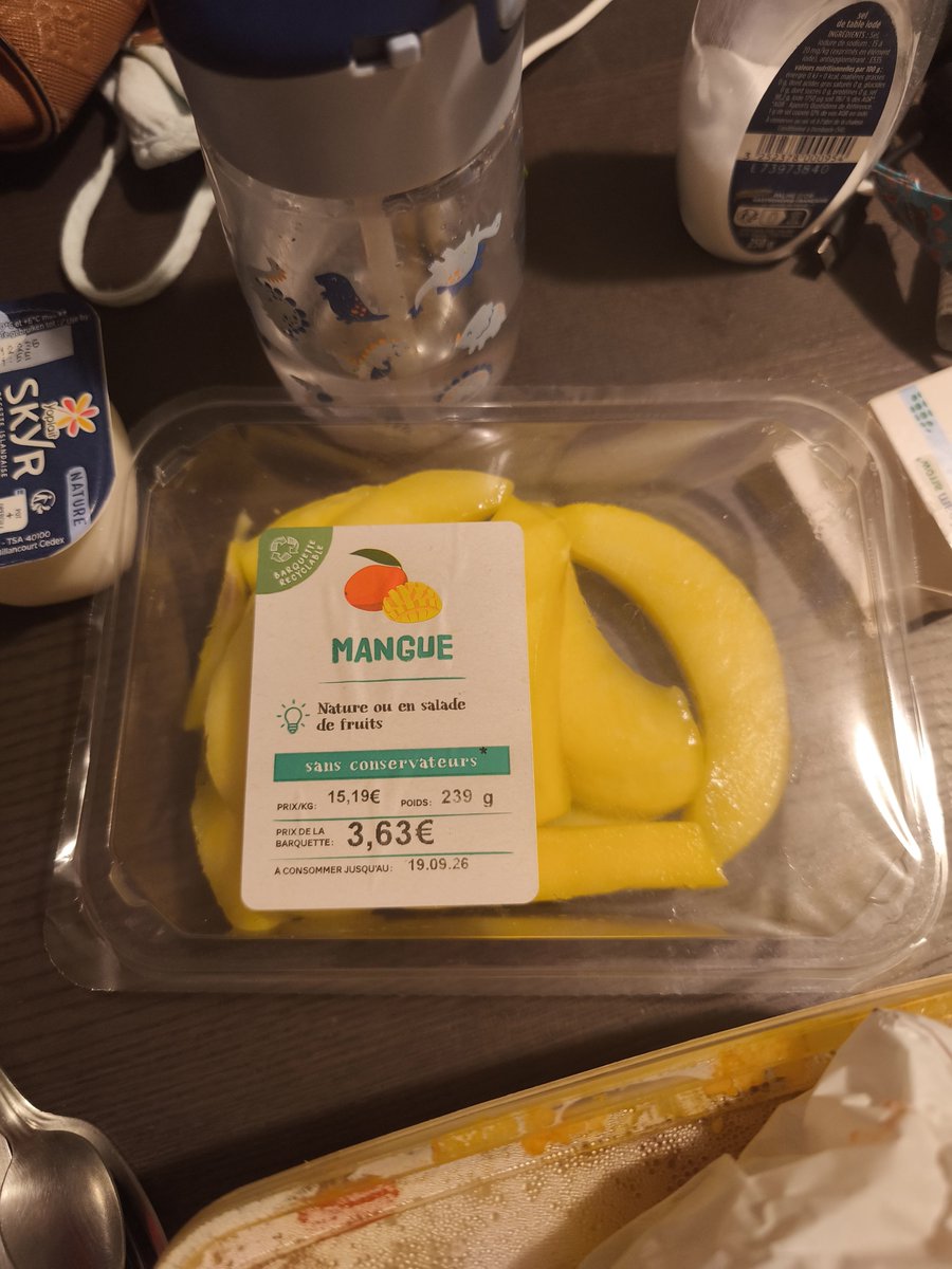 Shikamedge's tweet photo. Hier, j'avais acheté une mangue pour mon fils qui kiff (ça lui fait 2 repas). Mais du coup, elle a remarqué que j'en prenais pas.

Ce soir, en rentrant du boulot, ma mère avait acheté ça 👇🏻 suivi d'un "parce qu'on se prive svt pour les enfants donc j'ai pris ça que pour toi" 🙈🥰 https://t.co/bC87nIOqGu