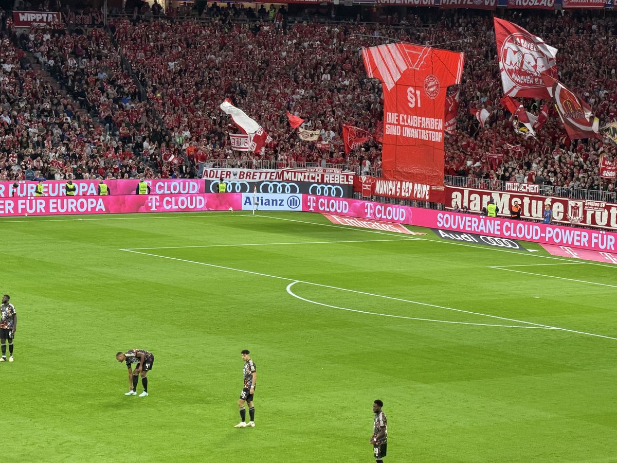 iMiaSanMia's tweet photo. Bayern fans protesting against the Oktoberfest kit with the 'club colors are untouchable' banner [📸 @SebMittag] https://t.co/3r5FmOx1Ao