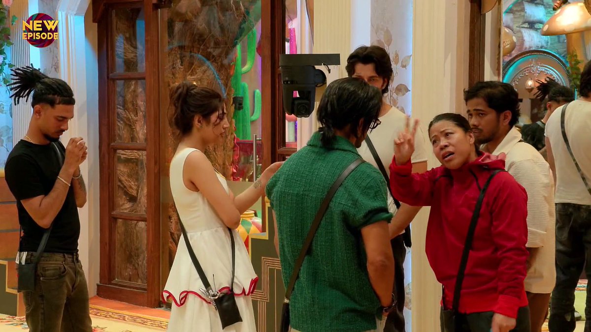 inomentll's tweet photo. Respect increased for u #MaryKom for telling #QaziTouqeer that thaye r using u, both Uditi and mahi !!

They r not good for u..

Though #QaziTouqeer knows this already

So this is the end game .. ,😂 CHARACTER dheela bolo and dip in journey. It will start from uditi only.
#BB20 https://t.co/q90fSpfkQM