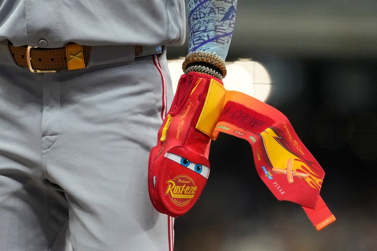 MLB's tweet photo. KA-CHOW ⚡️

Elly De La Cruz speeds around the bases wearing his Lightning McQueen-themed sliding mitt! https://t.co/2DhLRksToA