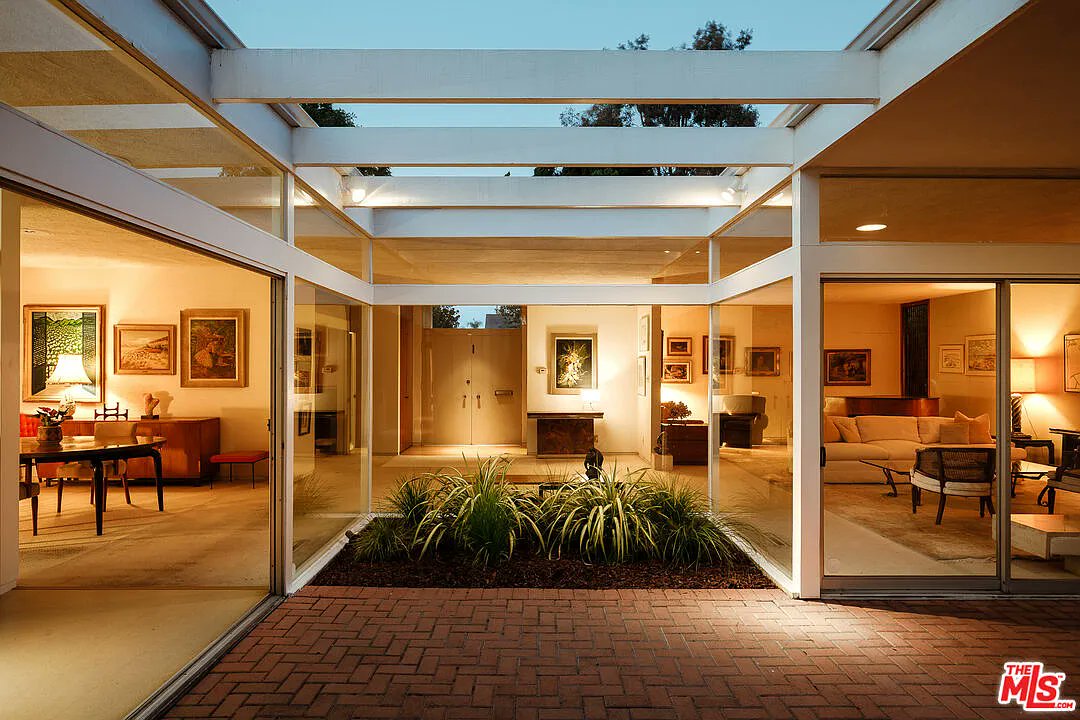 nightwingtqftc1's tweet photo. House of the Day #5 - 3334 E 1st St (Built in 1956)

A masterpiece in mid-century modern architecture, this gorgeous house makes a clear statement: in the eyes of some, what is old can really be new. I should be LIVING IN THIS HOUSE RIGHT NOW, but I'M NOT. Because God HATES ME https://t.co/ybkJz2NkSV