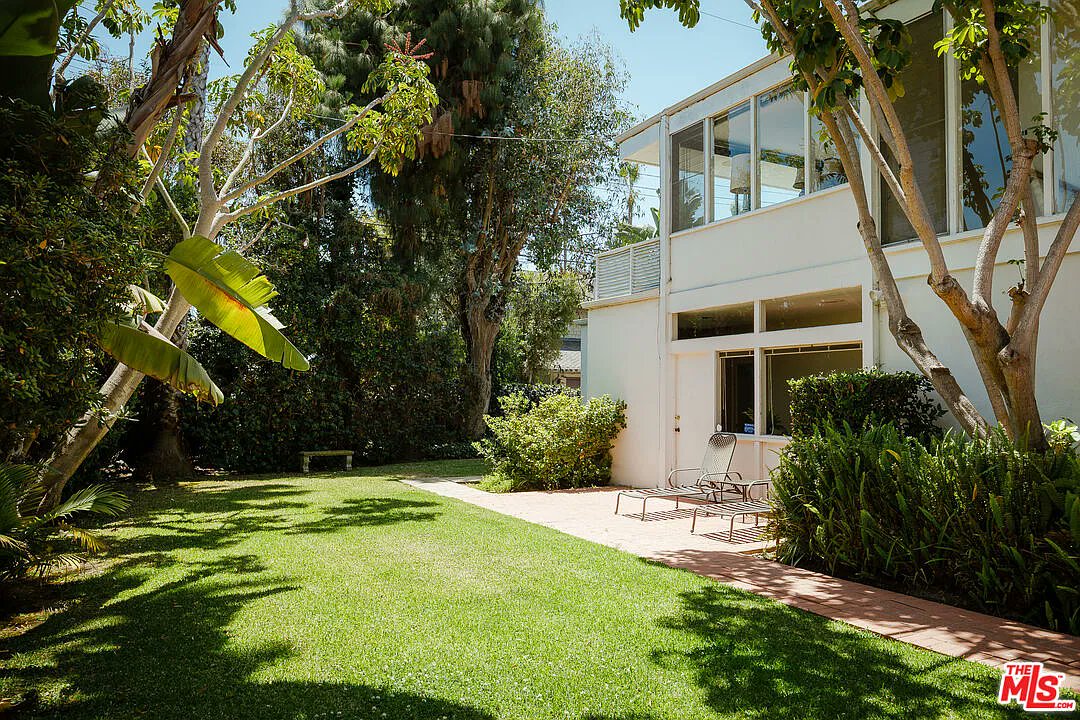 nightwingtqftc1's tweet photo. House of the Day #5 - 3334 E 1st St (Built in 1956)

A masterpiece in mid-century modern architecture, this gorgeous house makes a clear statement: in the eyes of some, what is old can really be new. I should be LIVING IN THIS HOUSE RIGHT NOW, but I'M NOT. Because God HATES ME https://t.co/ybkJz2NkSV