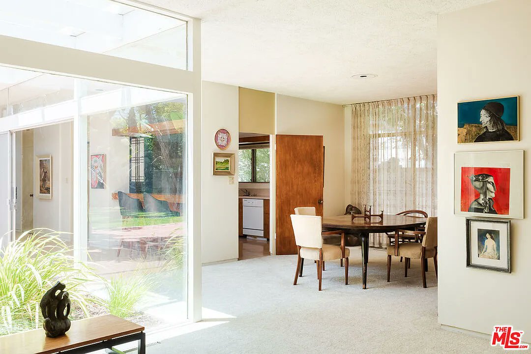 nightwingtqftc1's tweet photo. House of the Day #5 - 3334 E 1st St (Built in 1956)

A masterpiece in mid-century modern architecture, this gorgeous house makes a clear statement: in the eyes of some, what is old can really be new. I should be LIVING IN THIS HOUSE RIGHT NOW, but I'M NOT. Because God HATES ME https://t.co/ybkJz2NkSV