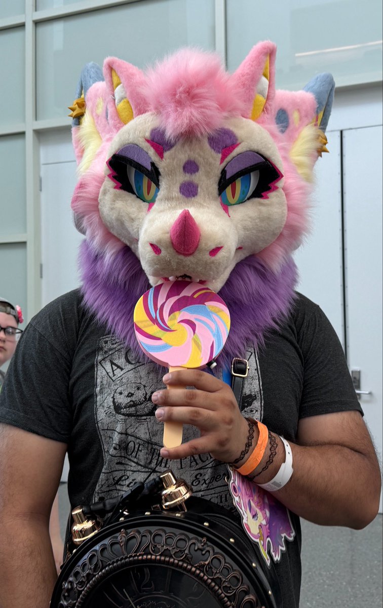 ivycomb's tweet photo. This fursuiter just gave me an edible crayon https://t.co/X5TW4J78IF
