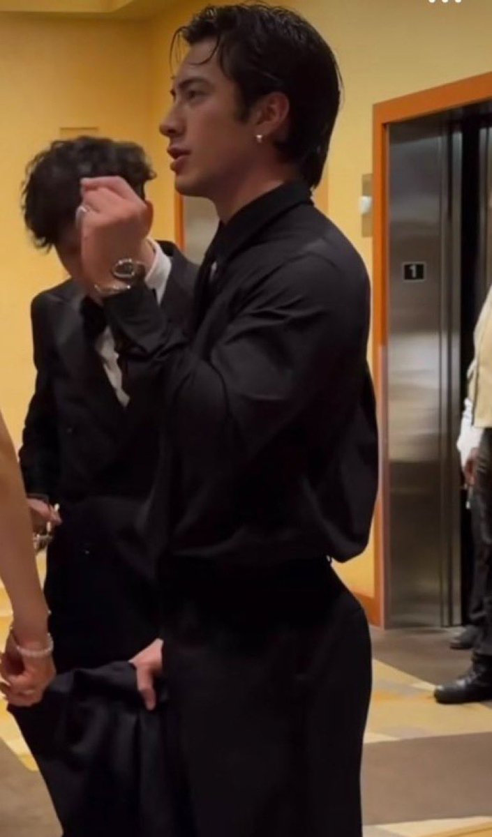 hudsonhours's tweet photo. side profile of all time or whatever https://t.co/mP2MpUwNuW