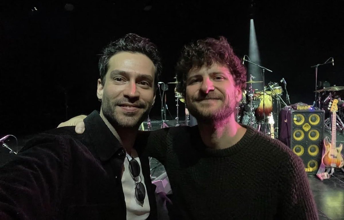 SceneNotes's tweet photo. O, bizim fav’ımız; Michael League ise onun fav’ı 🎸

#EkinKoç
#SnarkyPuppy https://t.co/jj1OCHP8A8