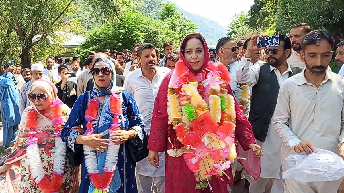 PMLN065's tweet photo. ممبر قانون ساز اسمبلی آزاد جموں و کشمیر محترمہ مریم کشمیری کا اپنے حلقہ پہنچنے پر شاندار استقبال 
عوام کا جم غفیر امڈ آیا پھولوں کی پتیاں نچھاور کی گئی 
خواتین کی بڑی تعداد نے استقبال کیا
@pmln_org https://t.co/Mf1ZDjlsOA